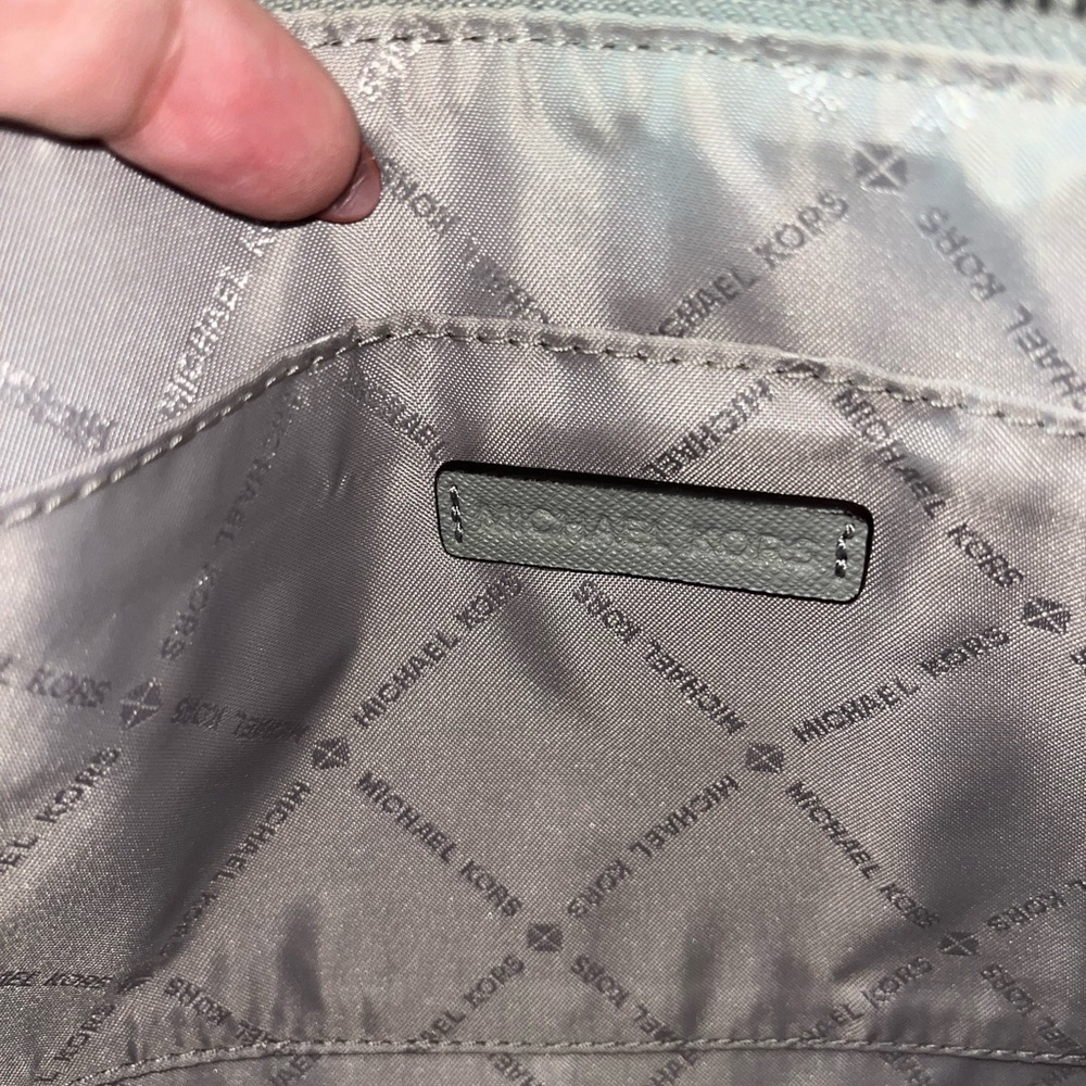 Michael Kors Giftables XL Zip Clutch Bag Saffiano Leather “Gray” Heart Studs - Picture 4 of 11
